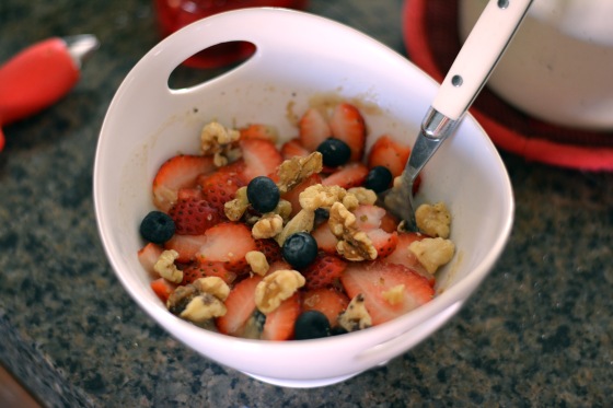 Berry walnut protein oatmeal - Are you eating breakfast?  Find out why this meal is definitely not the one to skip! hhmomma.com
